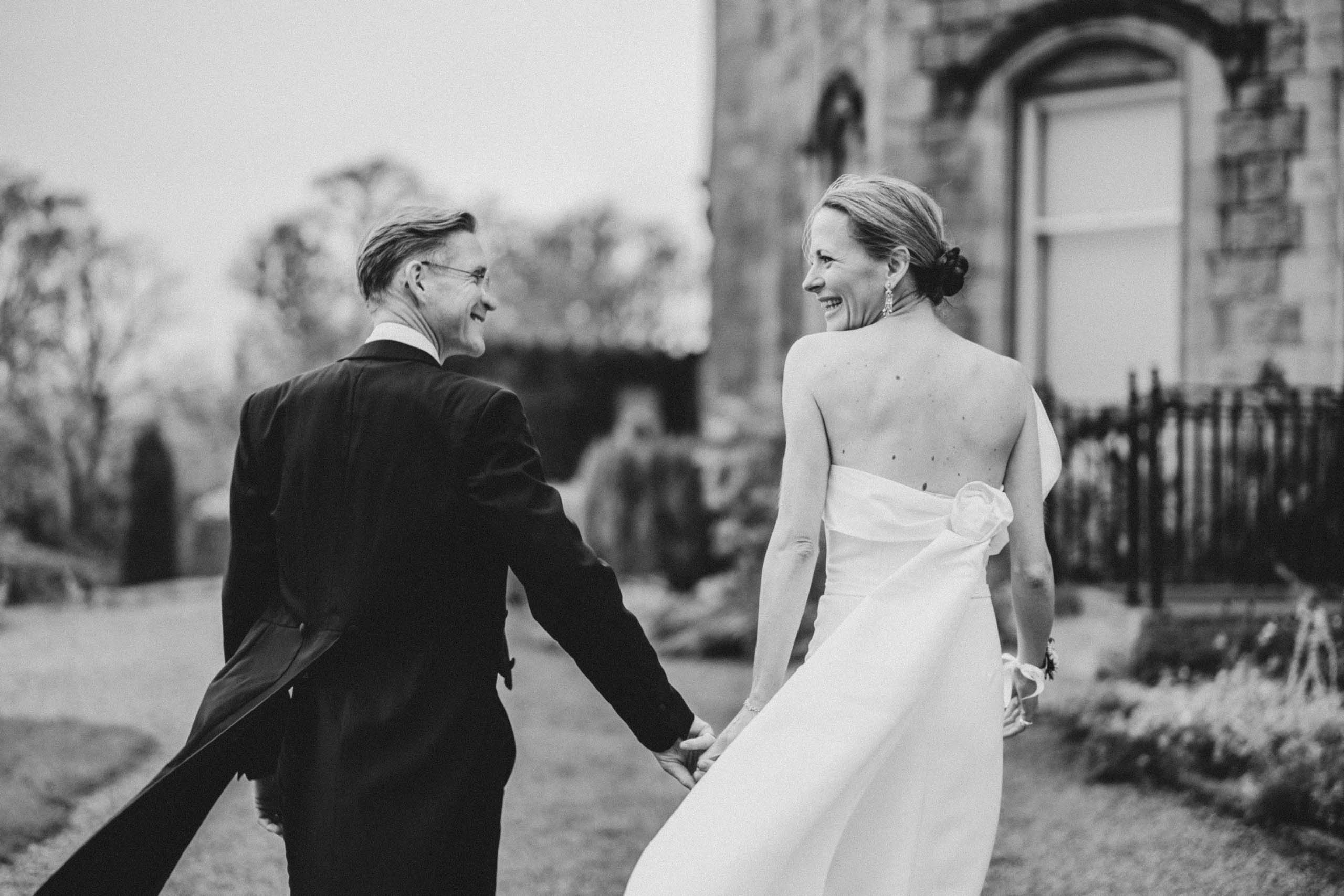 Bride ang groom at Inverlochy Castle